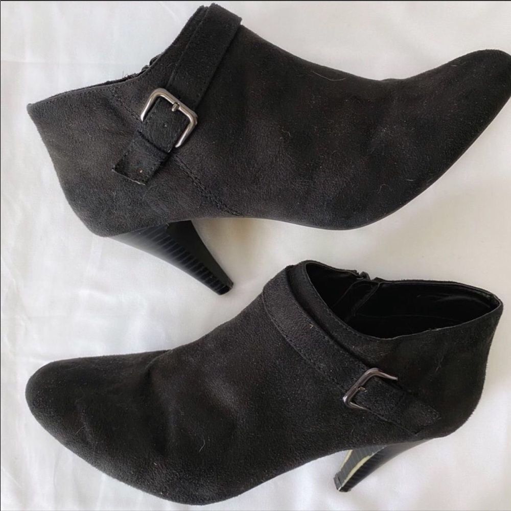 Fioni Black Heel Buckle Suede Booties 10W